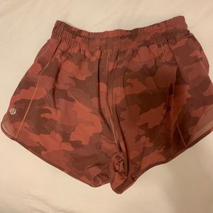 Lululemon hotty hot shorts, orange camo, size 6, 4in, lightly worn